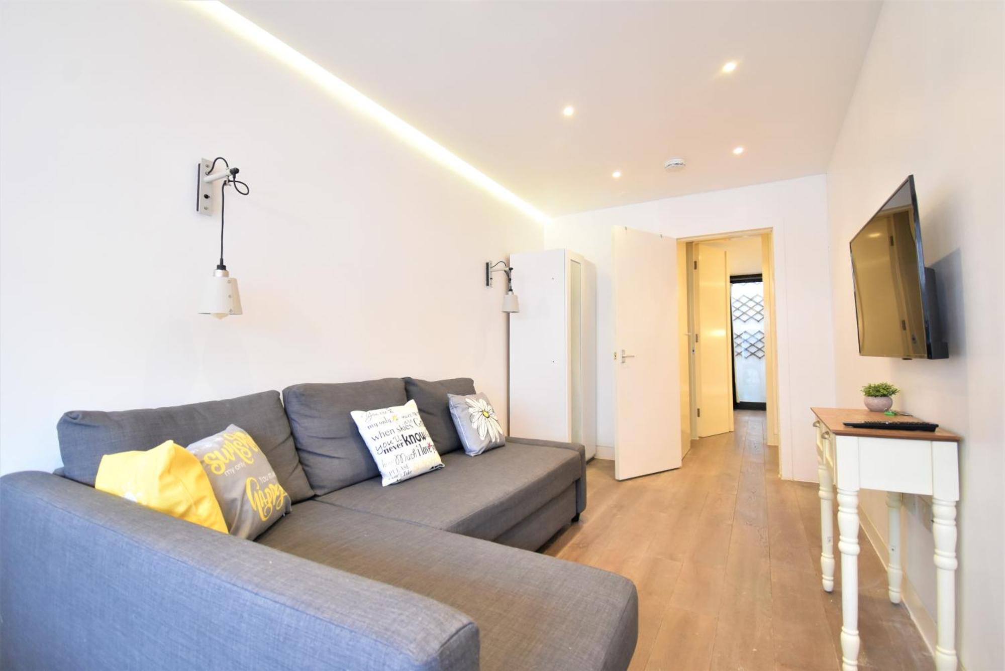 Superb Apartment, Shirland Mews * Londra